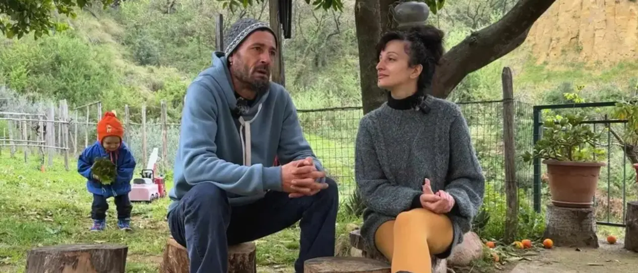 Lasciano tutto e scelgono di trasferirsi in campagna: «Vivere con 400 euro al mese, questa è la vera libertà»