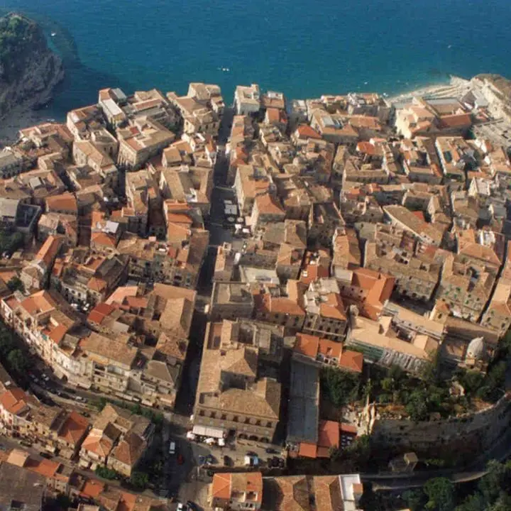 Tropea, Comune e Prefettura firmano un accordo per rafforzare la lotta alla 'ndrangheta nel settore turistico: più controlli per chi avvia nuove attività