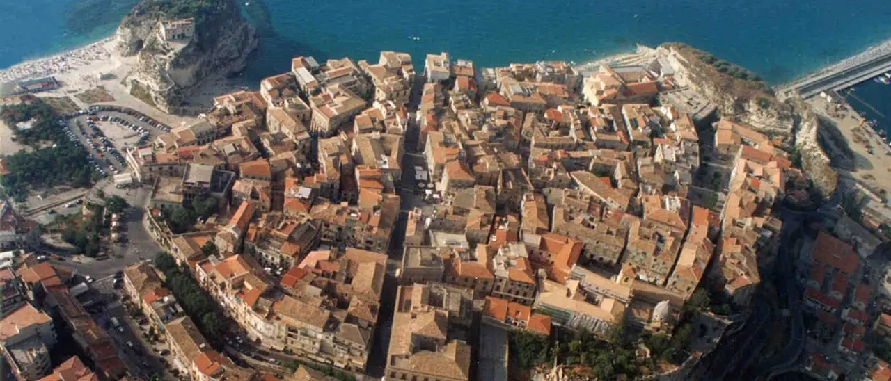 Tropea, Comune e Prefettura firmano un accordo per rafforzare la lotta alla 'ndrangheta nel settore turistico: più controlli per chi avvia nuove attività