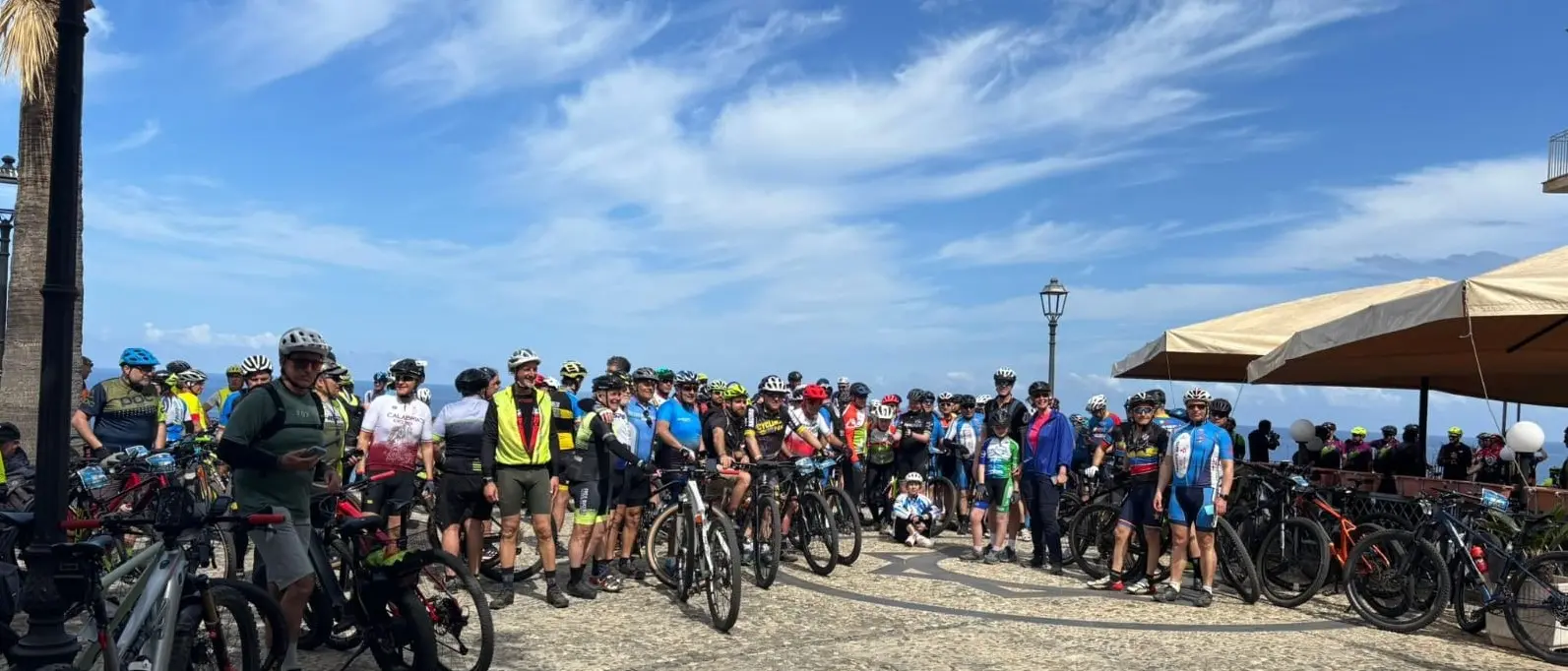 “Onda Calabra” è uno tsunami di sport: grande partecipazione alla pedalata cicloturistica lungo la Costa degli Dei