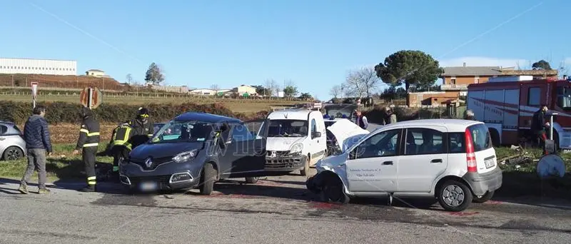 Incidente sulla Provinciale 17, tre persone ferite - Foto/Video