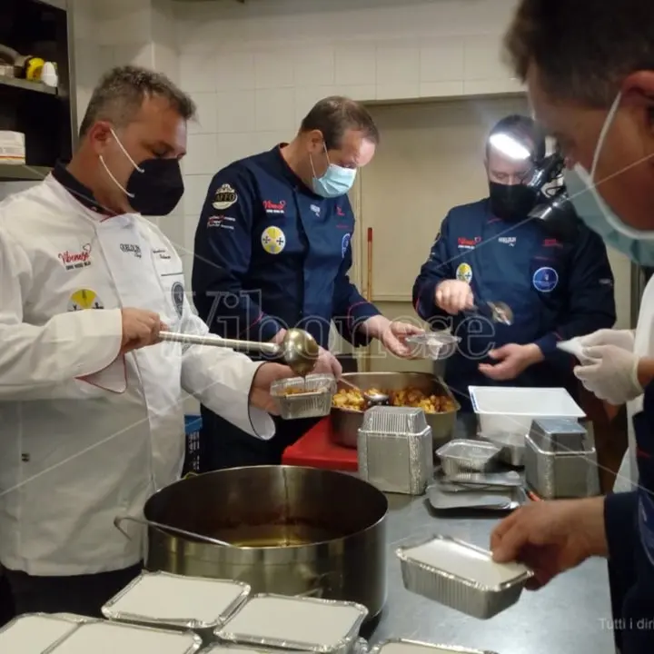 La Vibonese in campo con gli chef, la solidarietà è servita anche a Pasqua - Video