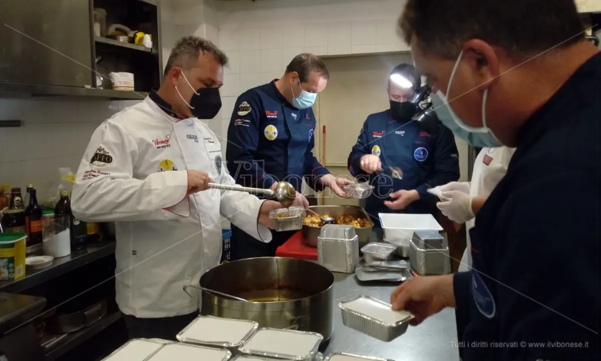 La Vibonese in campo con gli chef, la solidarietà è servita anche a Pasqua - Video