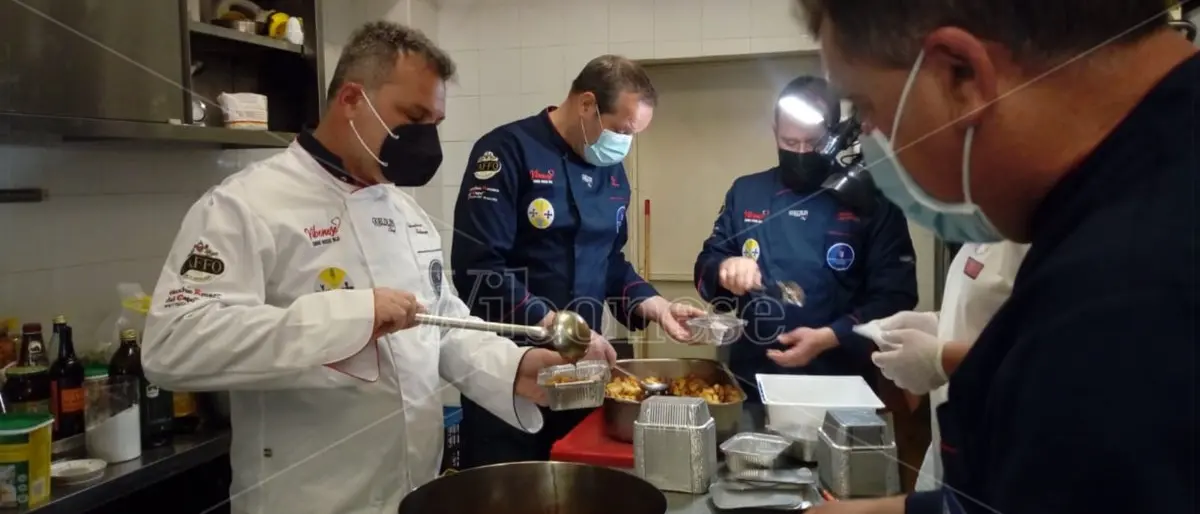 La Vibonese in campo con gli chef, la solidarietà è servita anche a Pasqua - Video
