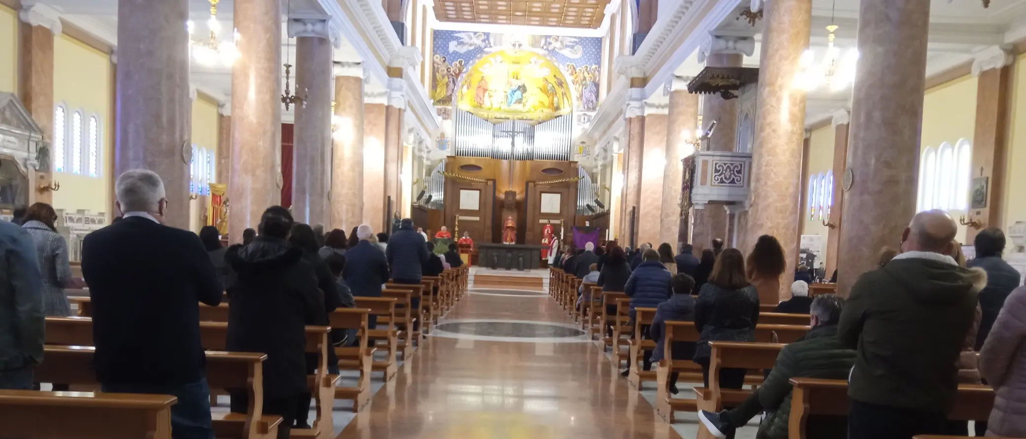 La Pasqua ai tempi del Covid, tra restrizioni, riscoperta del sacro e ritorno in massa nelle chiese