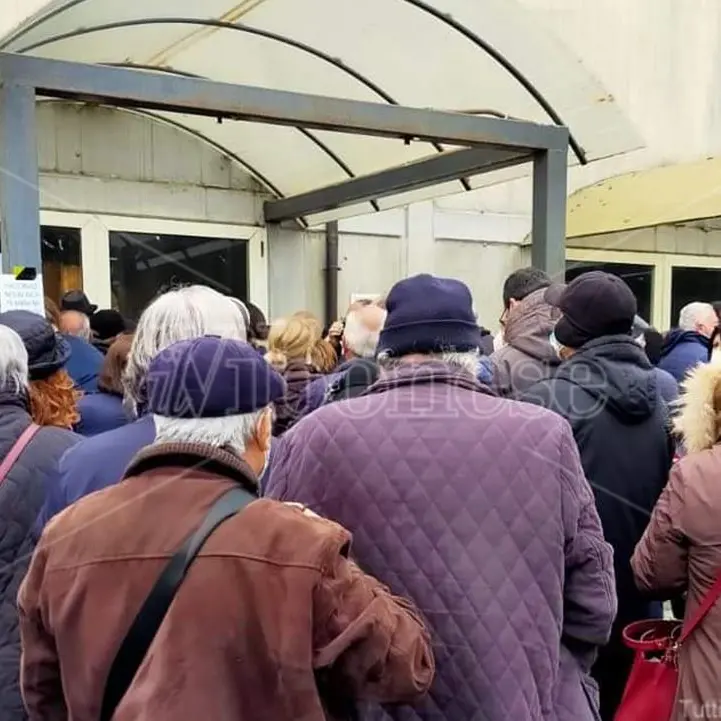 Vaccini a Vibo, Pasquetta amara per decine di anziani: caos e proteste al Palasport - Video