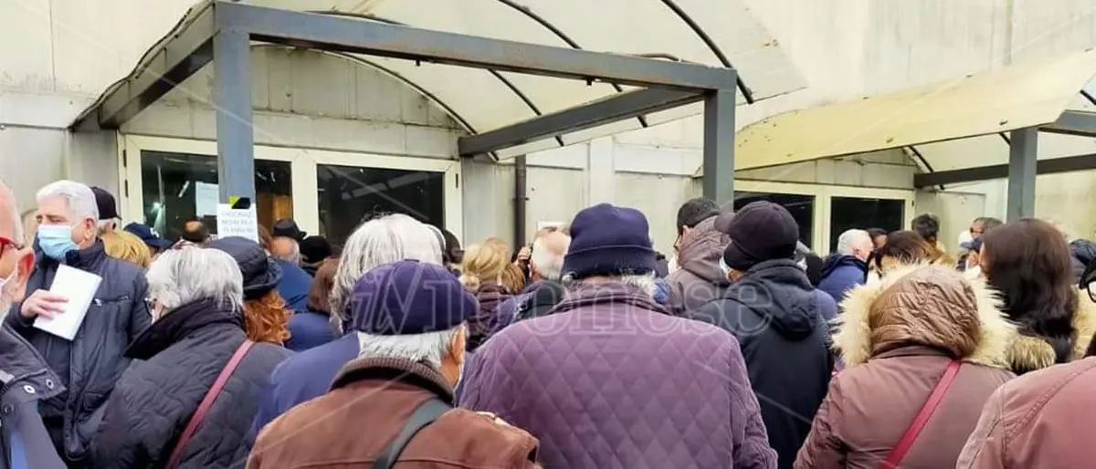Vaccini a Vibo, Pasquetta amara per decine di anziani: caos e proteste al Palasport - Video