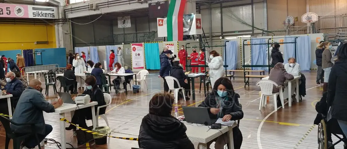 Campagna vaccinale, personale di supporto insufficiente: l’Asp di Vibo costretta ad assumere