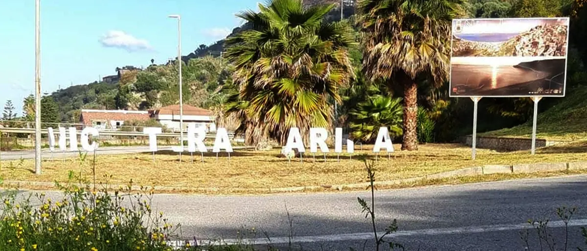 Nicotera, vandali contro l’insegna che dà il benvenuto alla Marina