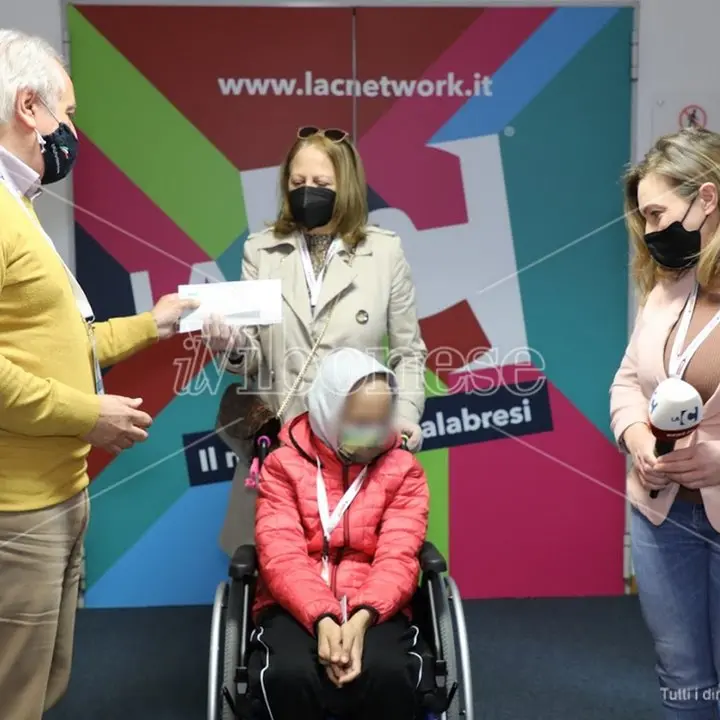 Il bimbo vibonese reso cieco da un tumore riceve i 50mila euro raccolti dal nostro network - Video