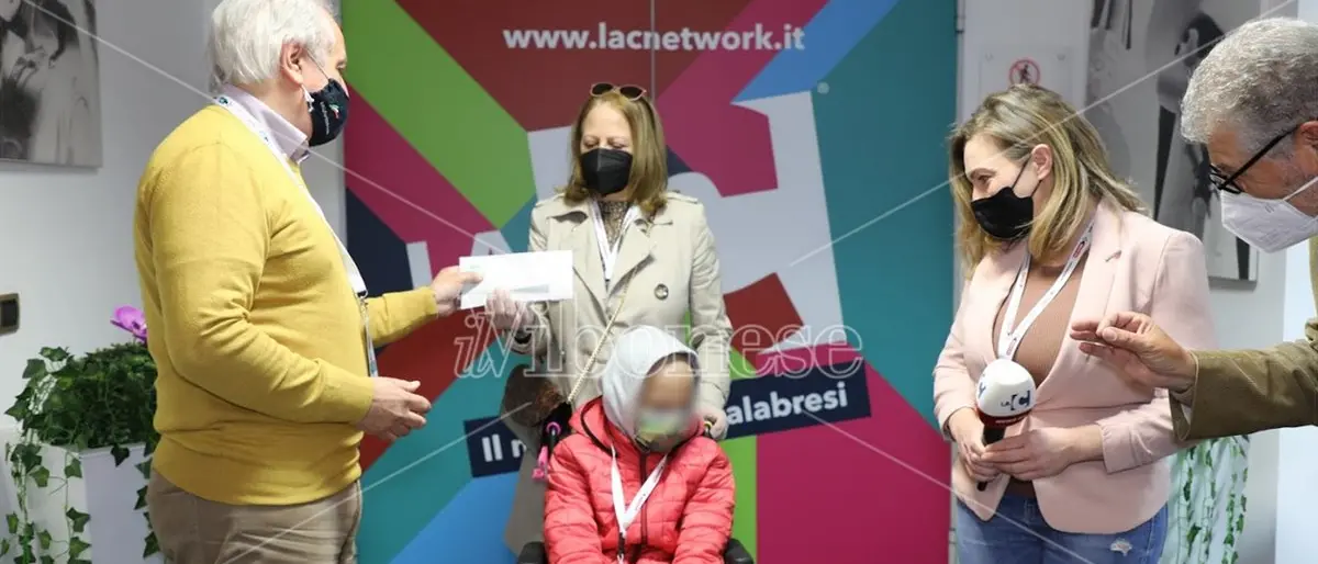 Il bimbo vibonese reso cieco da un tumore riceve i 50mila euro raccolti dal nostro network - Video