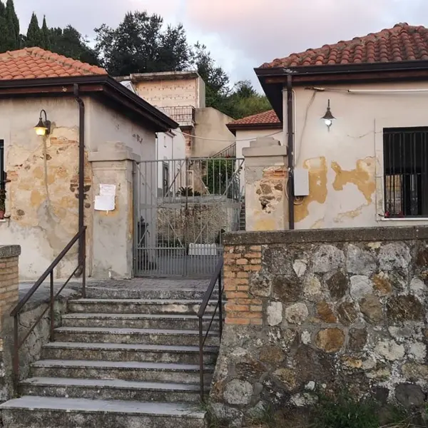 «Cimiteri aperti due volte a settimana»: dalle frazioni si leva la protesta contro il Comune