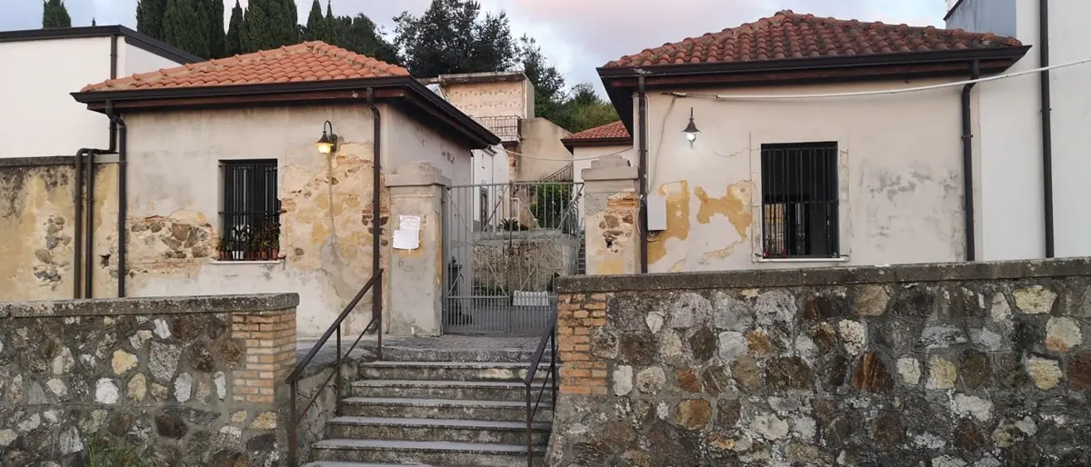 «Cimiteri aperti due volte a settimana»: dalle frazioni si leva la protesta contro il Comune