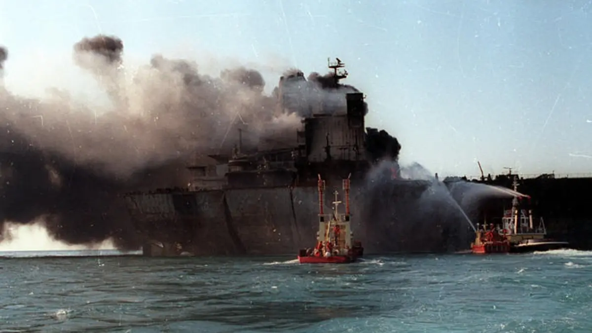 Il traghetto Moby Prince reduce dall\\'incendio a seguito della collisione con la petroliera \"Agip Abruzzo\" il 10 aprile 1991.ANSA , ANSA