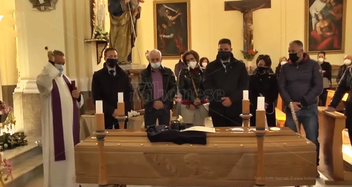 L’ultimo saluto a Michele Porcelli nella sua Limbadi… sulle note di una chitarra - Video