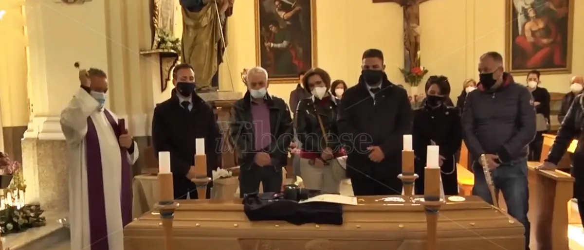 L’ultimo saluto a Michele Porcelli nella sua Limbadi… sulle note di una chitarra - Video