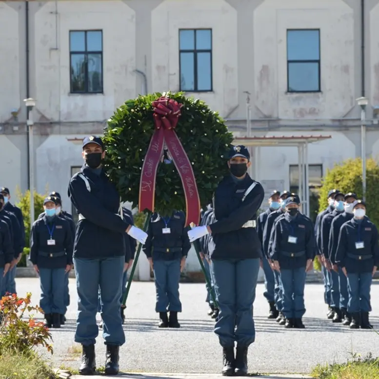 La Polizia festeggia il suo 169° anniversario, deposta una corona d’alloro alla scuola di Vibo