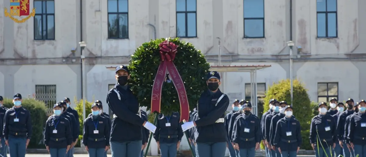 La Polizia festeggia il suo 169° anniversario, deposta una corona d’alloro alla scuola di Vibo