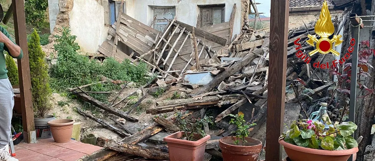 Crolla casa disabitata a Sorianello, intervengono i vigili del fuoco