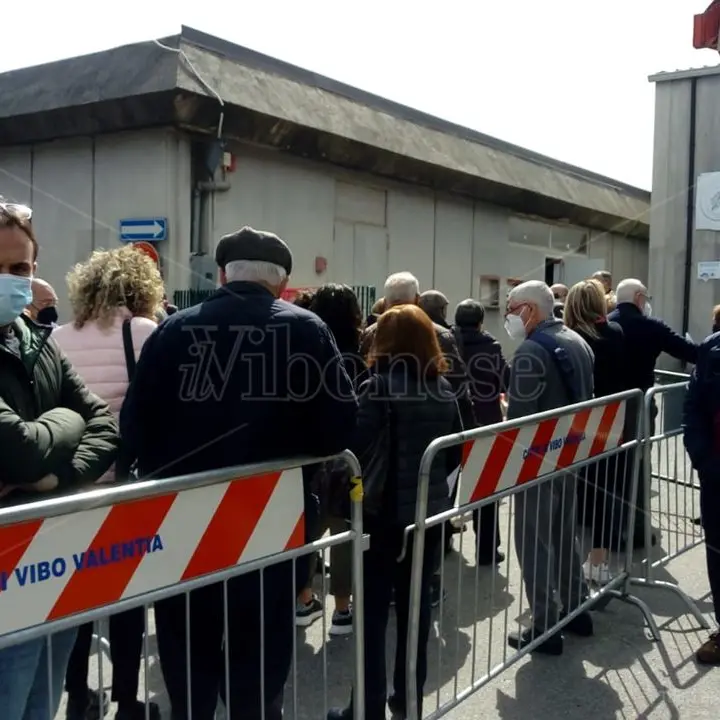 Vibo, scorte finite e vaccinazioni interrotte: «C'è solo AstraZeneca». E scoppia la protesta - Video