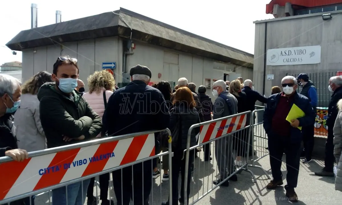 Vibo, scorte finite e vaccinazioni interrotte: «C'è solo AstraZeneca». E scoppia la protesta - Video