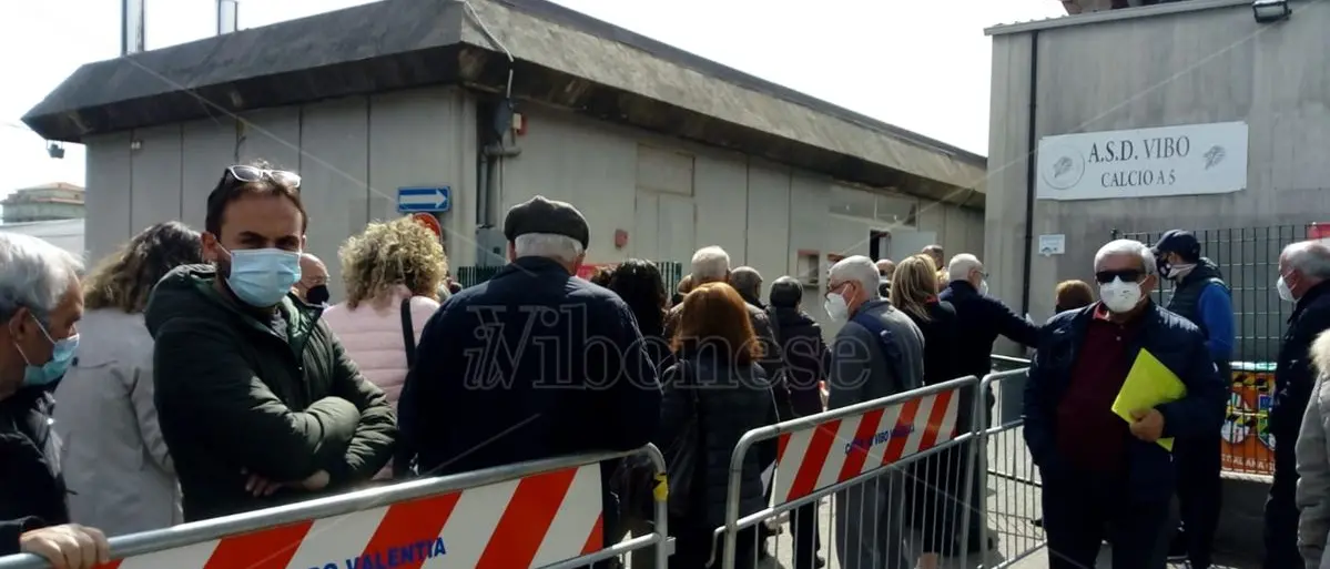 Vibo, scorte finite e vaccinazioni interrotte: «C'è solo AstraZeneca». E scoppia la protesta - Video