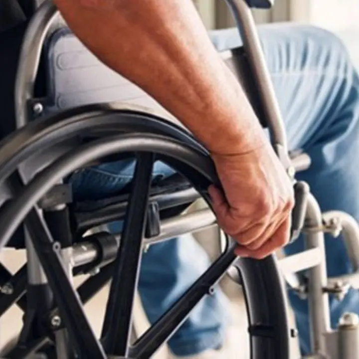 Evade dai domiciliari e picchia disabile a Vibo, un arresto e successiva scarcerazione