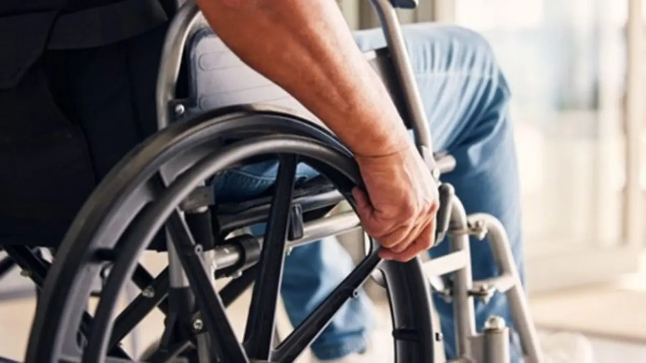 Evade dai domiciliari e picchia disabile a Vibo, un arresto e successiva scarcerazione