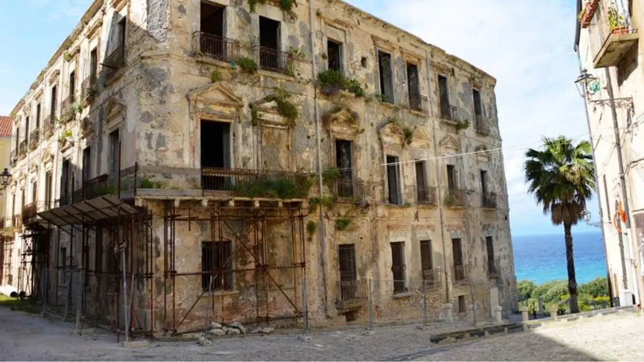 Tropea, il restauro di Palazzo Giffone da 5,6 milioni entra nel vivo: arriva l'incarico esterno per il supporto al Rup
