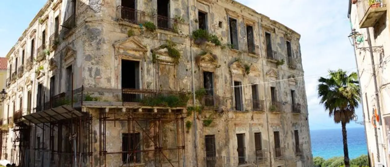 Tropea, il restauro di Palazzo Giffone da 5,6 milioni entra nel vivo: arriva l'incarico esterno per il supporto al Rup