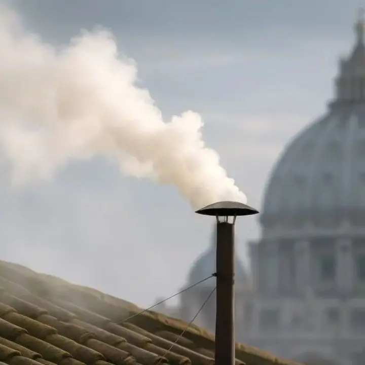 Habemus papam: fumata bianca sulla Cappella Sistina, l'era post Francesco è iniziata