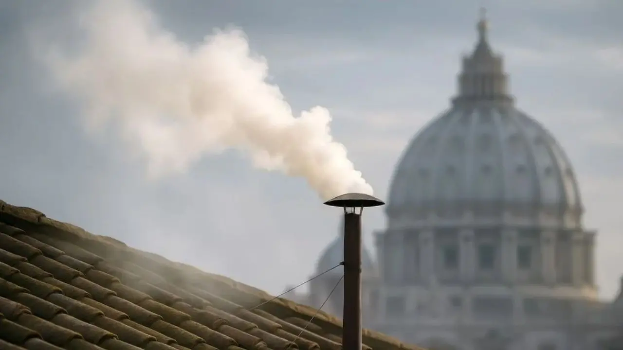 Habemus papam: fumata bianca sulla Cappella Sistina, l'era post Francesco è iniziata