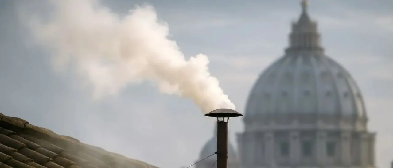 Habemus papam: fumata bianca sulla Cappella Sistina, l'era post Francesco è iniziata