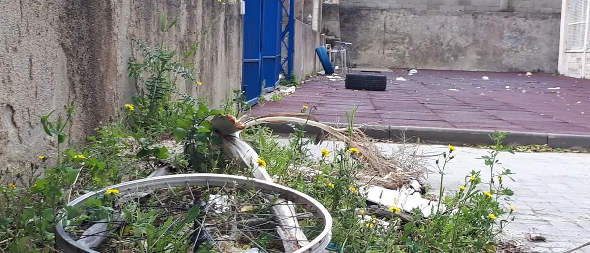 Vibo Marina: micro discariche e deiezioni di cani, la zona franca alla scuola De Maria