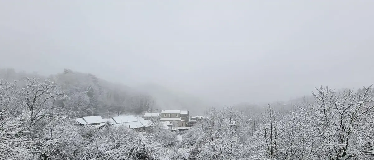 Neve sulle Serre vibonesi: la primavera debutta con fiocchi e gelo in tutta la Calabria