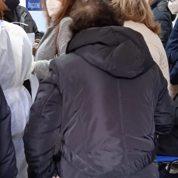 Covid e vaccinazioni, caos e tensioni all’ospedale di Vibo