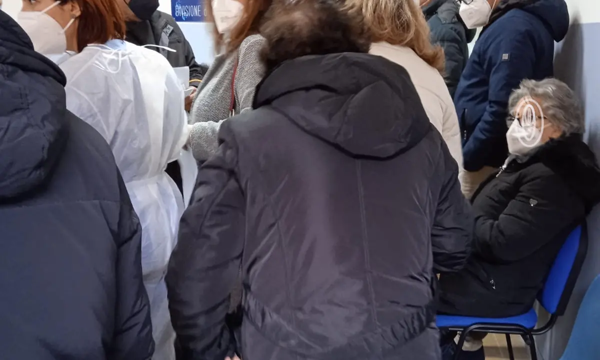 Covid e vaccinazioni, caos e tensioni all’ospedale di Vibo