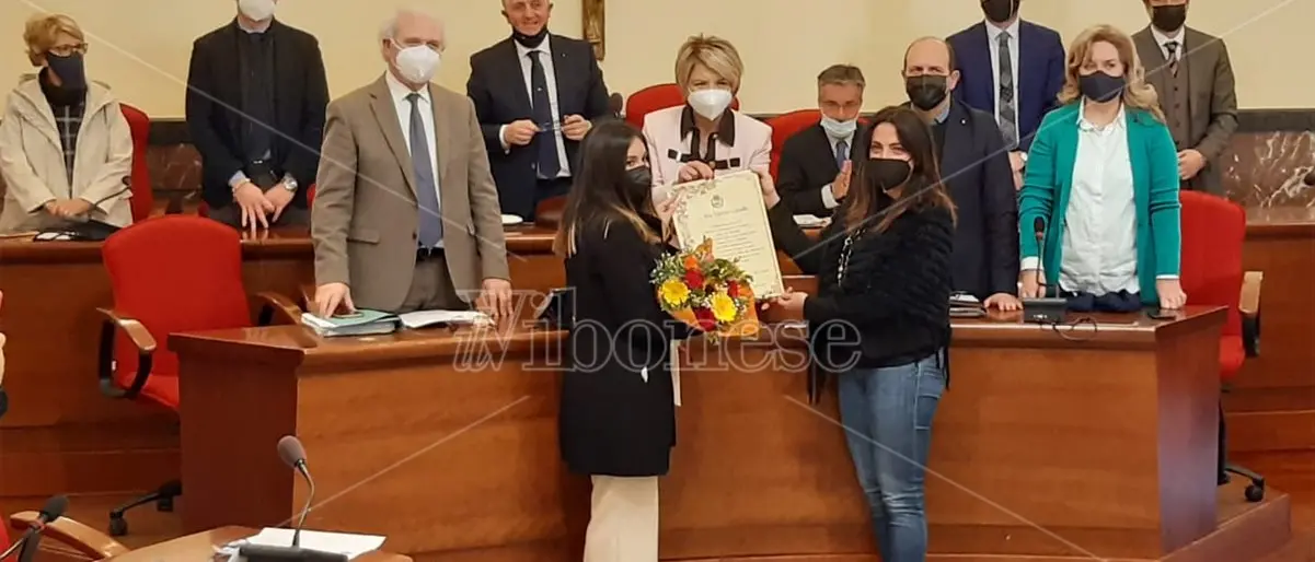 Il plauso della città di Vibo alla scrittrice Lida Michela Carullo, nominata Alfiere della Repubblica