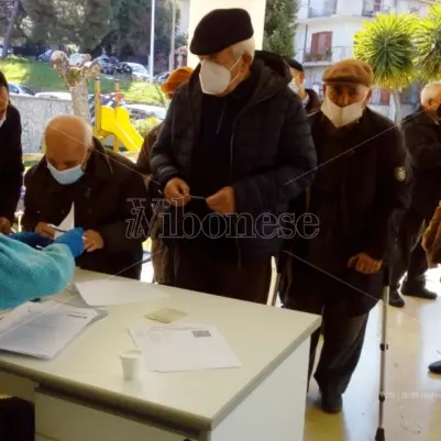 Vaccinazioni nel Vibonese, rush finale per gli over 80 ma i sindaci lamentano lo scarso preavviso