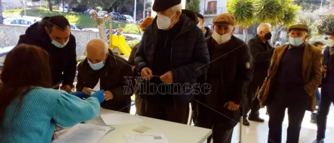 Vaccinazioni nel Vibonese, rush finale per gli over 80 ma i sindaci lamentano lo scarso preavviso
