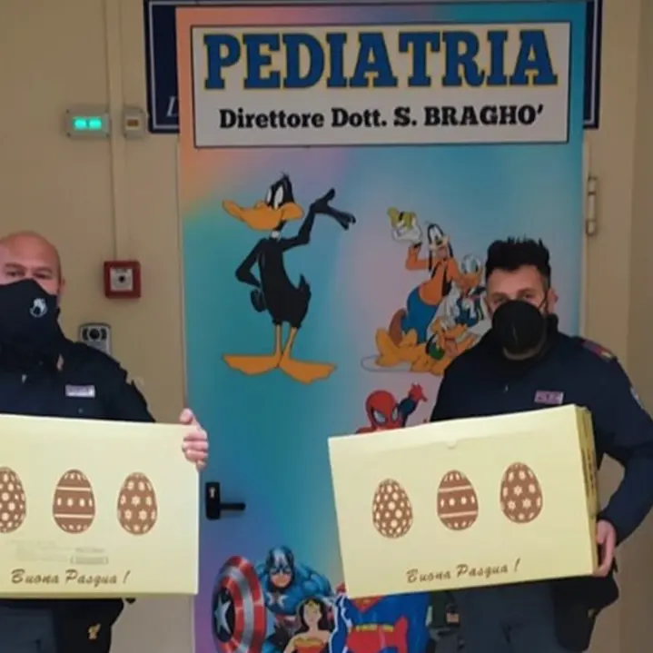 Vibo: poliziotti in reparto consegnano uova di pasqua ai bambini della pediatria