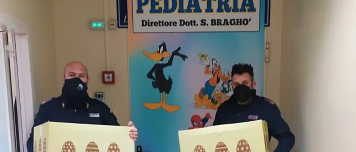 Vibo: poliziotti in reparto consegnano uova di pasqua ai bambini della pediatria