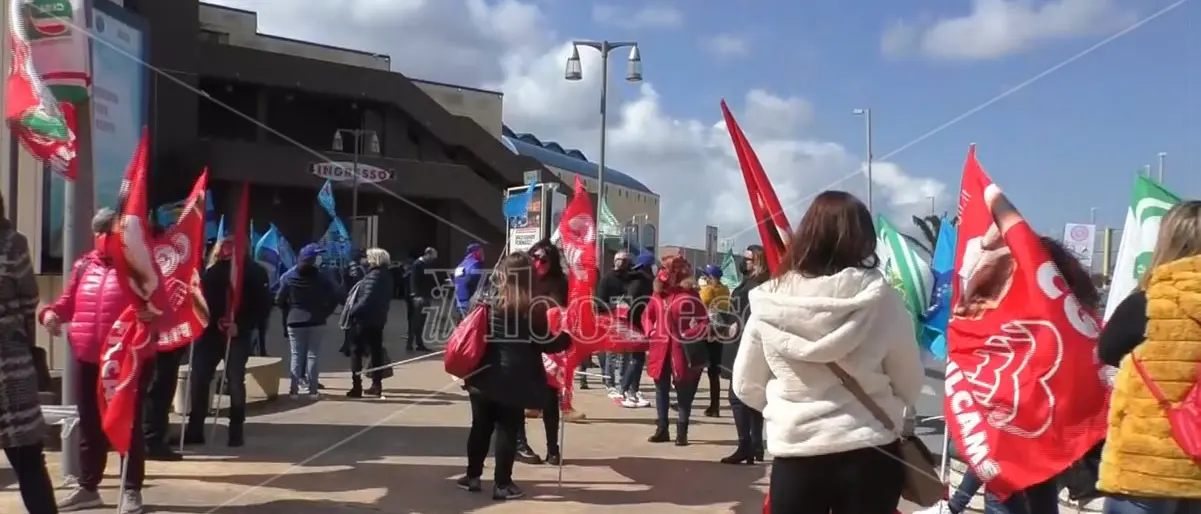 Chiude il Carrefour di Maierato: sit-in dei dipendenti ai Due Mari