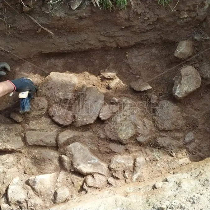 Dagli scavi per la fibra ottica riemerge il passato: è l’antica via Popilia? - Foto/Video