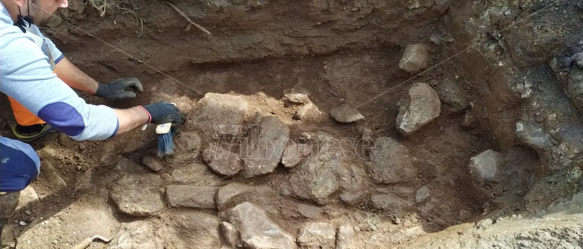 Dagli scavi per la fibra ottica riemerge il passato: è l’antica via Popilia? - Foto/Video