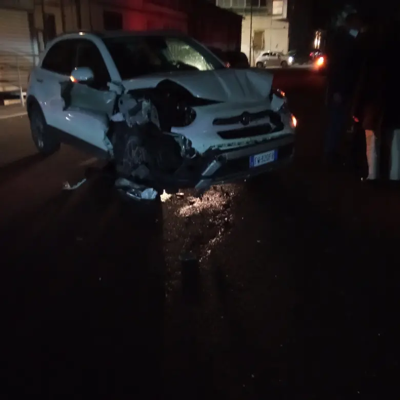 Mileto, incidente stradale in pieno centro cittadino: un ferito