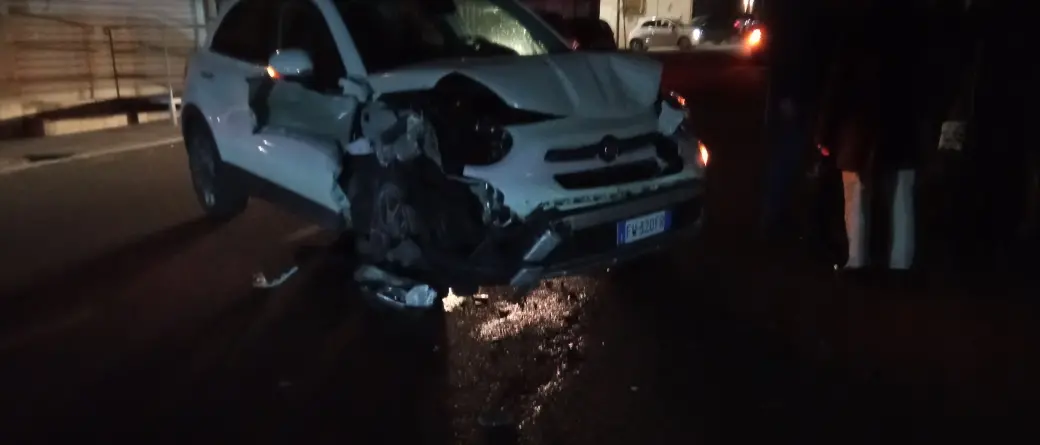 Mileto, incidente stradale in pieno centro cittadino: un ferito