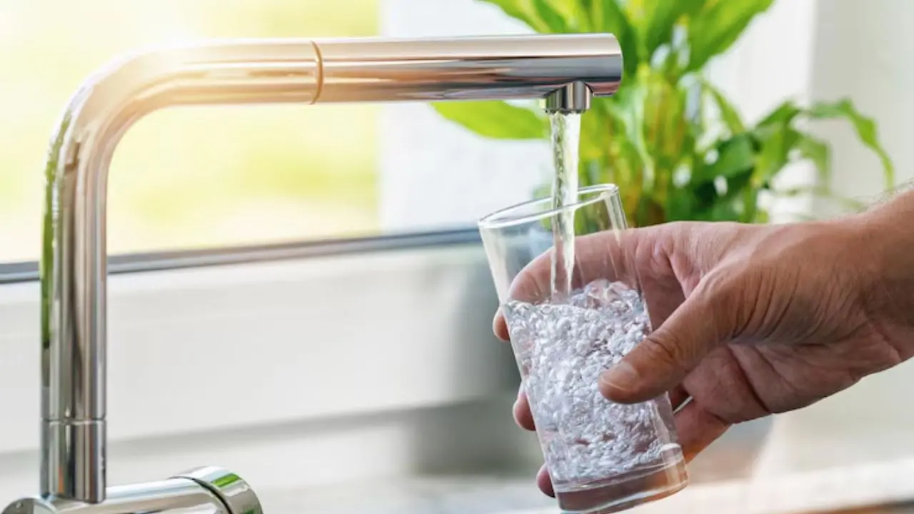 Dopo quattro mesi l'acqua torna potabile nel centro di Vibo, il sindaco revoca l'ordinanza