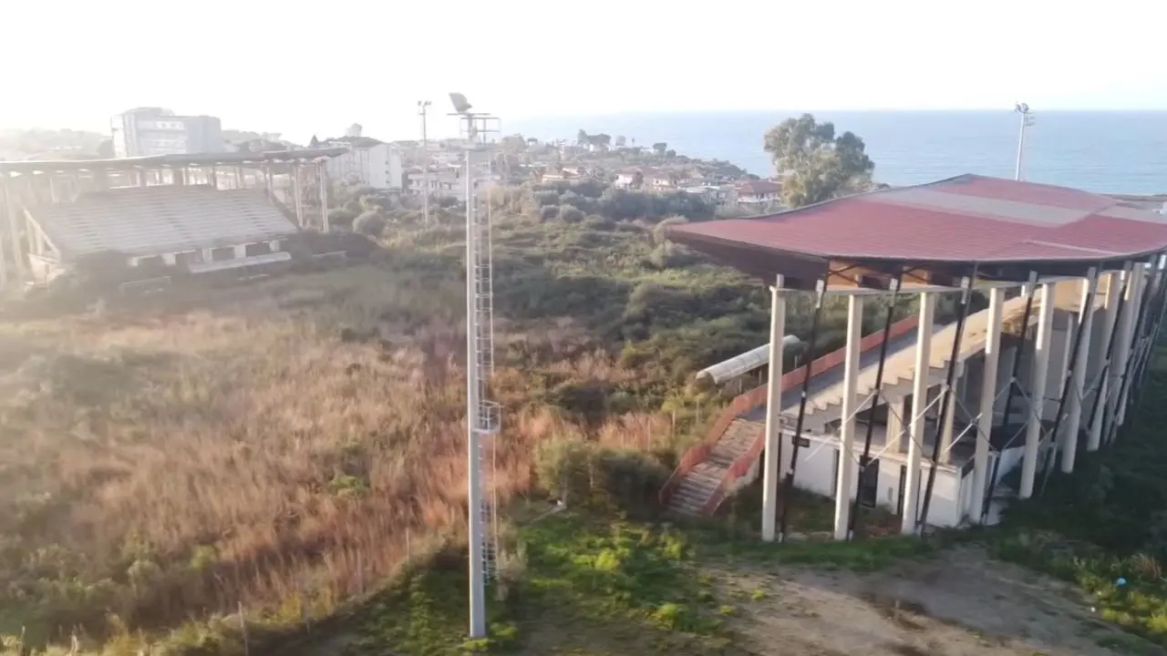 Stadio di Tropea: la grande incompiuta da 6,5 milioni di euro costruita sulla falda acquifera e abbandonata da 20 anni nel degrado - VIDEO