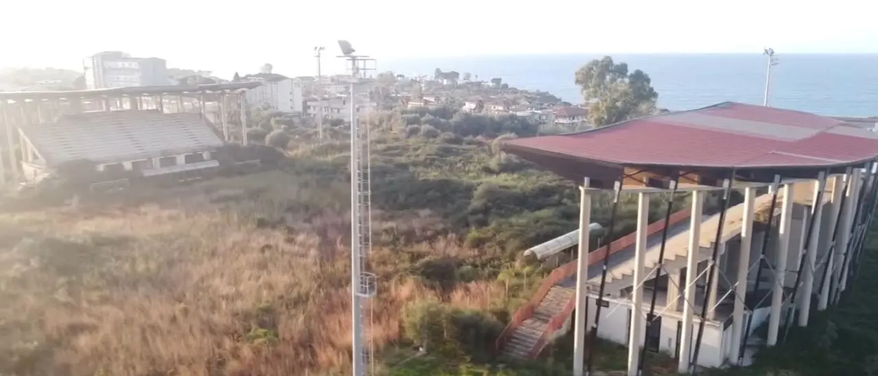 Stadio di Tropea: la grande incompiuta da 6,5 milioni di euro costruita sulla falda acquifera e abbandonata da 20 anni nel degrado - VIDEO
